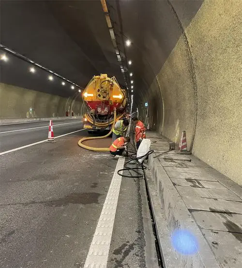 通川隧道排水渠清淤